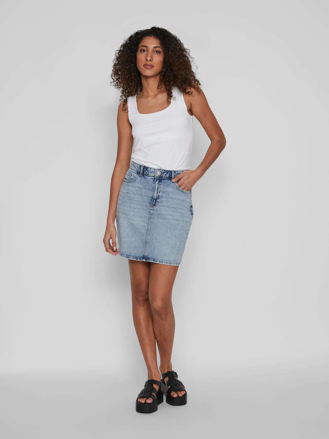 model_shot-front_full
